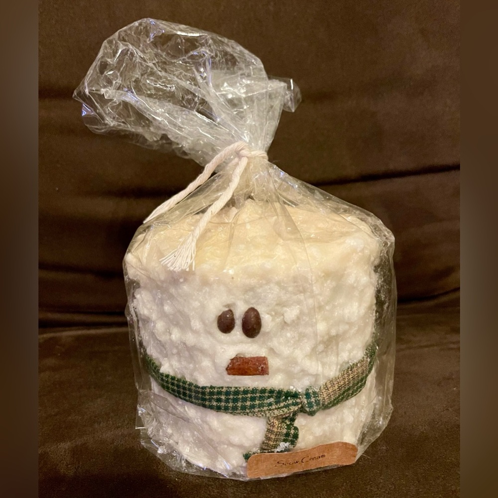 Adorable sparkly snowman ⛄️ candle 🕯️
